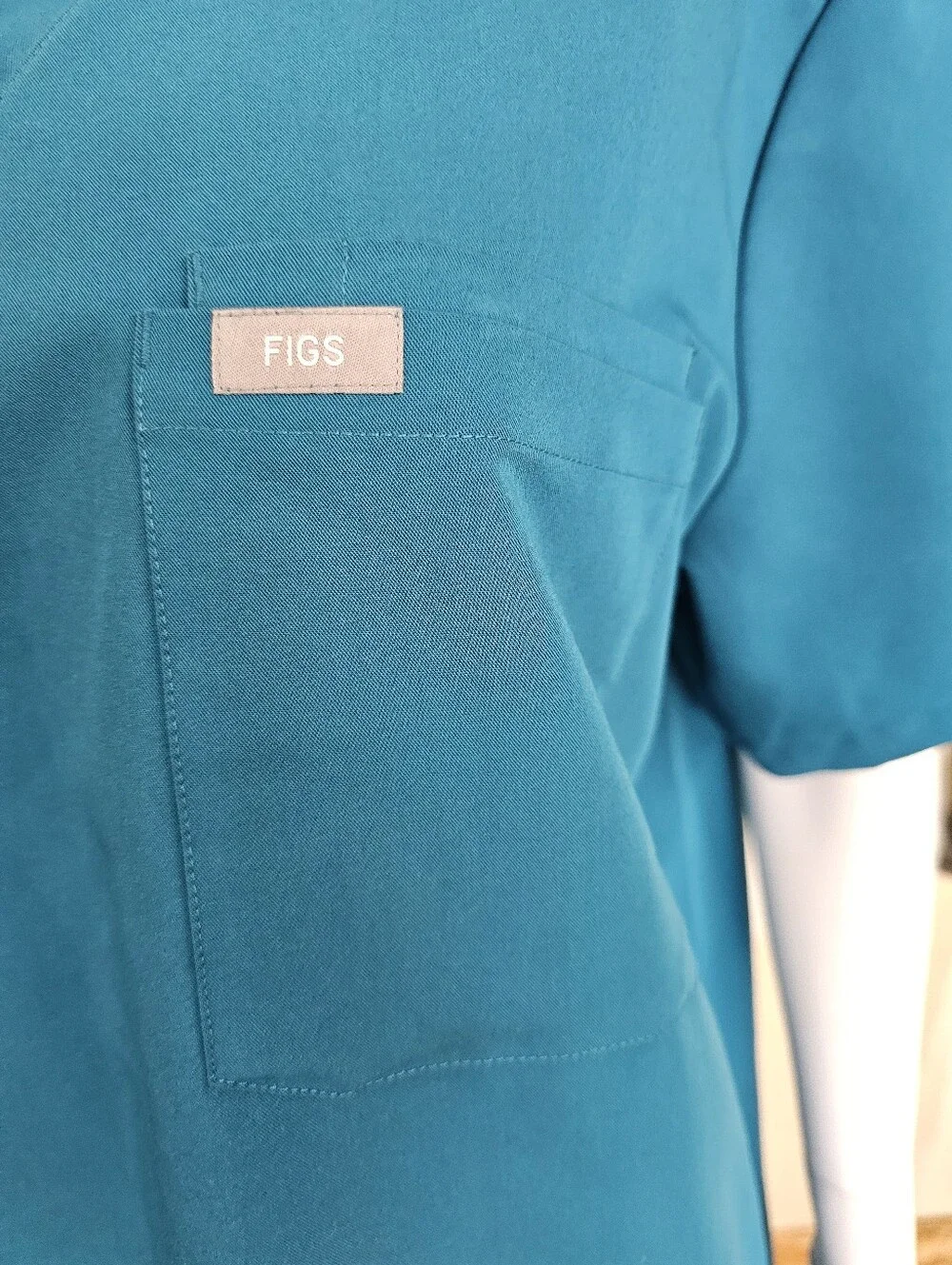 Figs Mens Leon V-Neck Short Sleeve Carribean Blue Scrub Top Size L